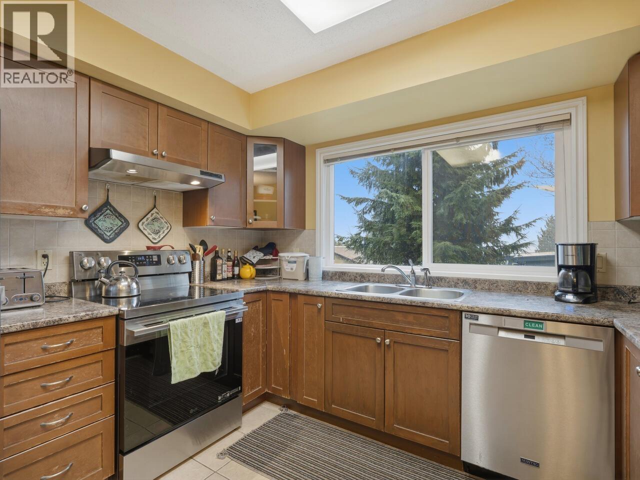 3183 Beacon Drive, Coquitlam, BC - Indoor Photo Showing Kitchen With Double Sink