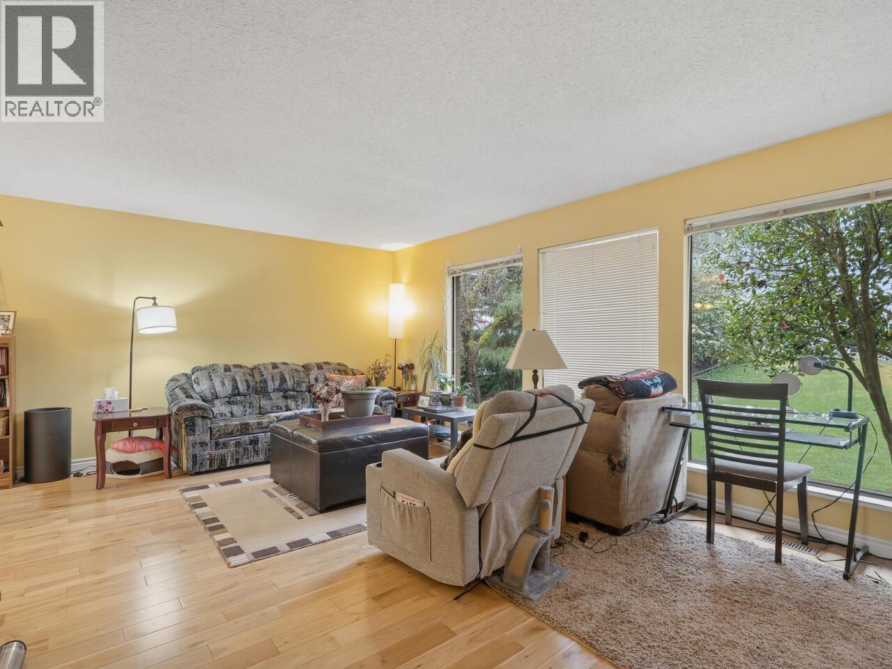 3183 Beacon Drive, Coquitlam, BC - Indoor Photo Showing Living Room