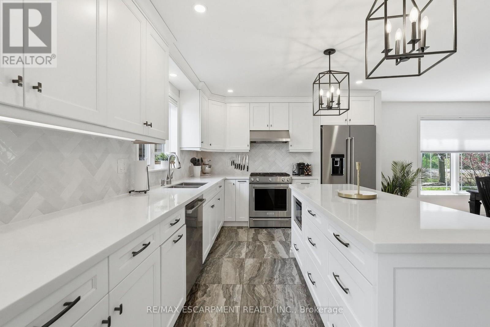 108 Highway 52, Hamilton, ON - Indoor Photo Showing Kitchen With Double Sink With Upgraded Kitchen