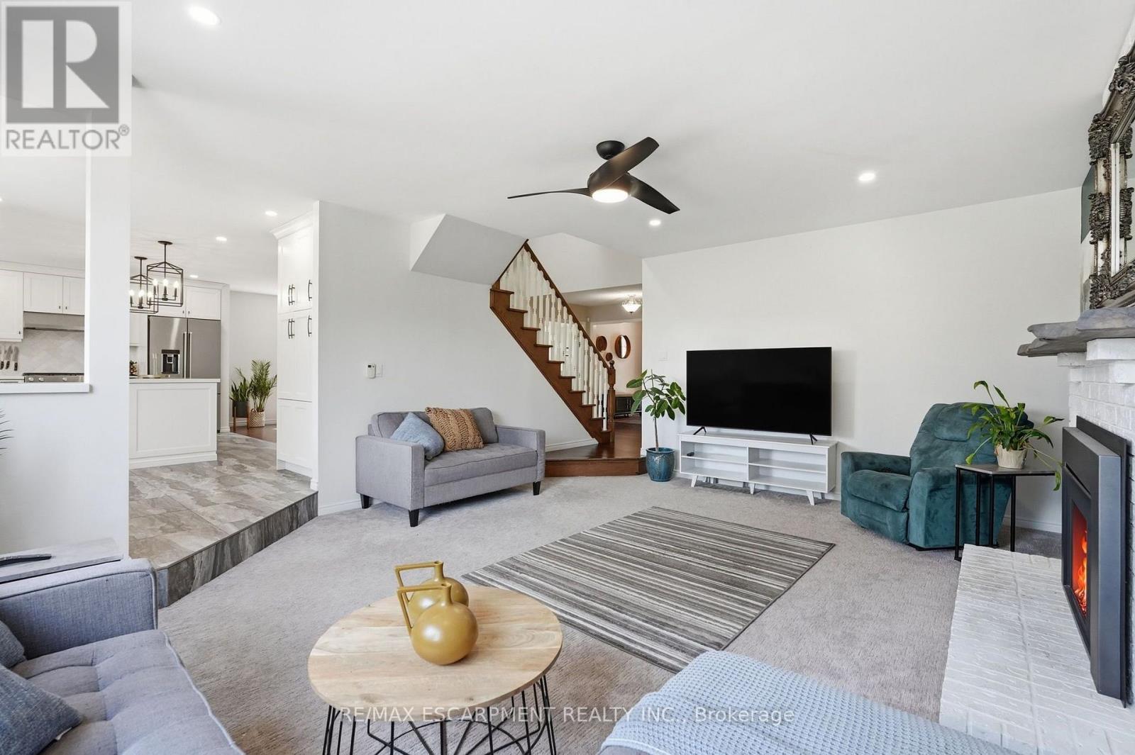 108 Highway 52, Hamilton, ON - Indoor Photo Showing Living Room