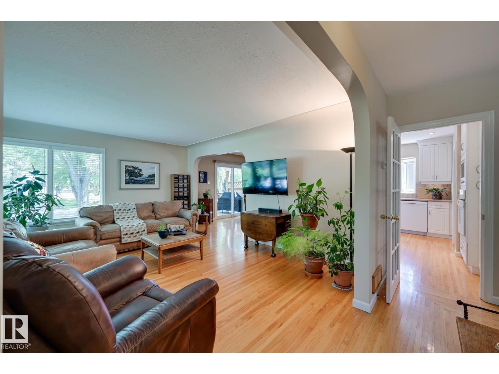 13503 106A Av Nw, Edmonton, AB - Indoor Photo Showing Living Room