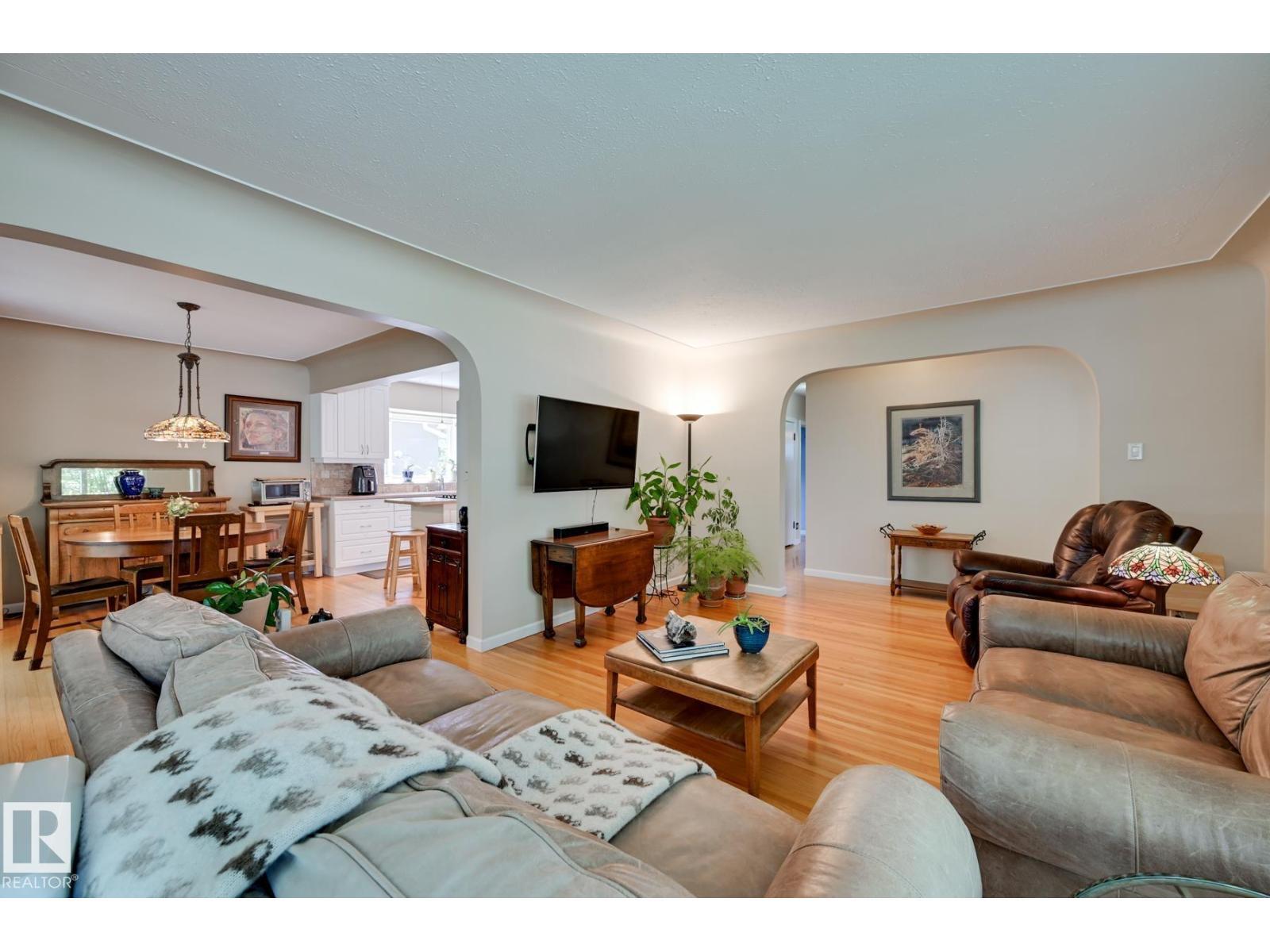 13503 106A Av Nw, Edmonton, AB - Indoor Photo Showing Living Room