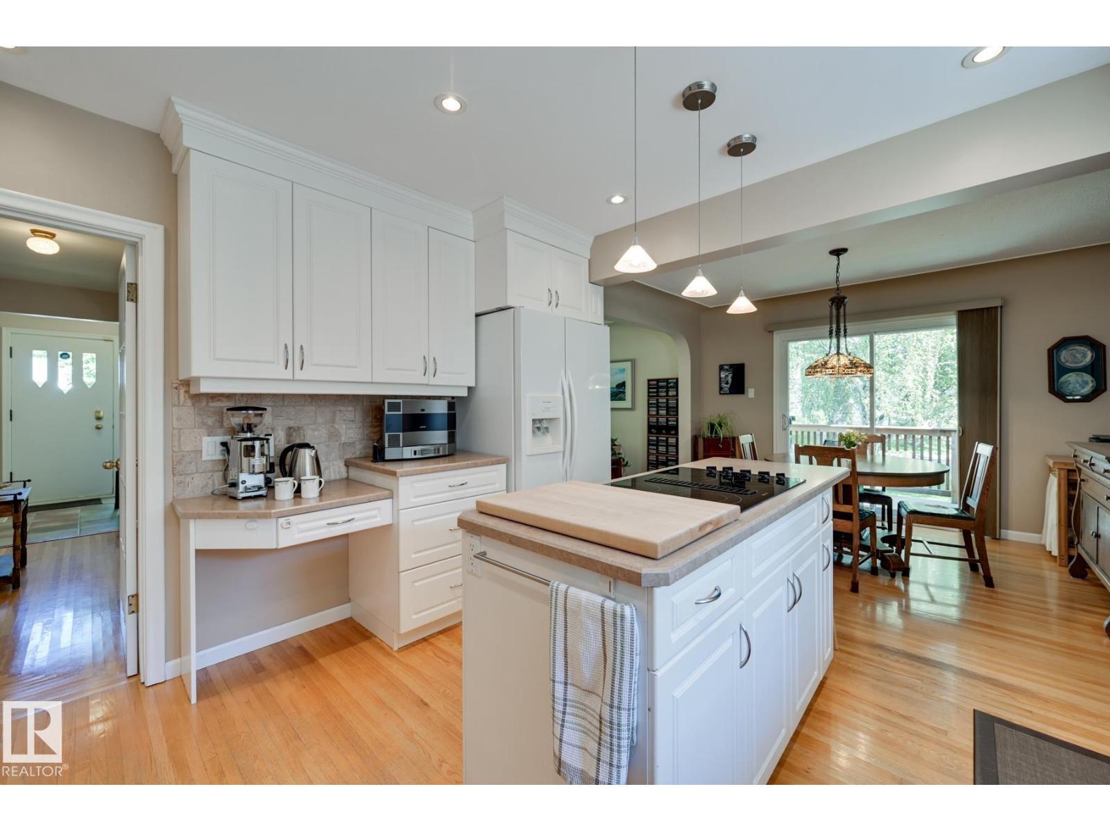 13503 106A Av Nw, Edmonton, AB - Indoor Photo Showing Kitchen