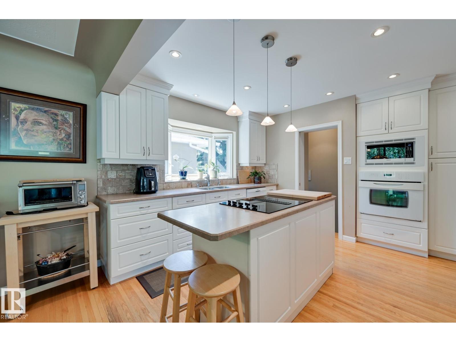 13503 106A Av Nw, Edmonton, AB - Indoor Photo Showing Kitchen With Upgraded Kitchen