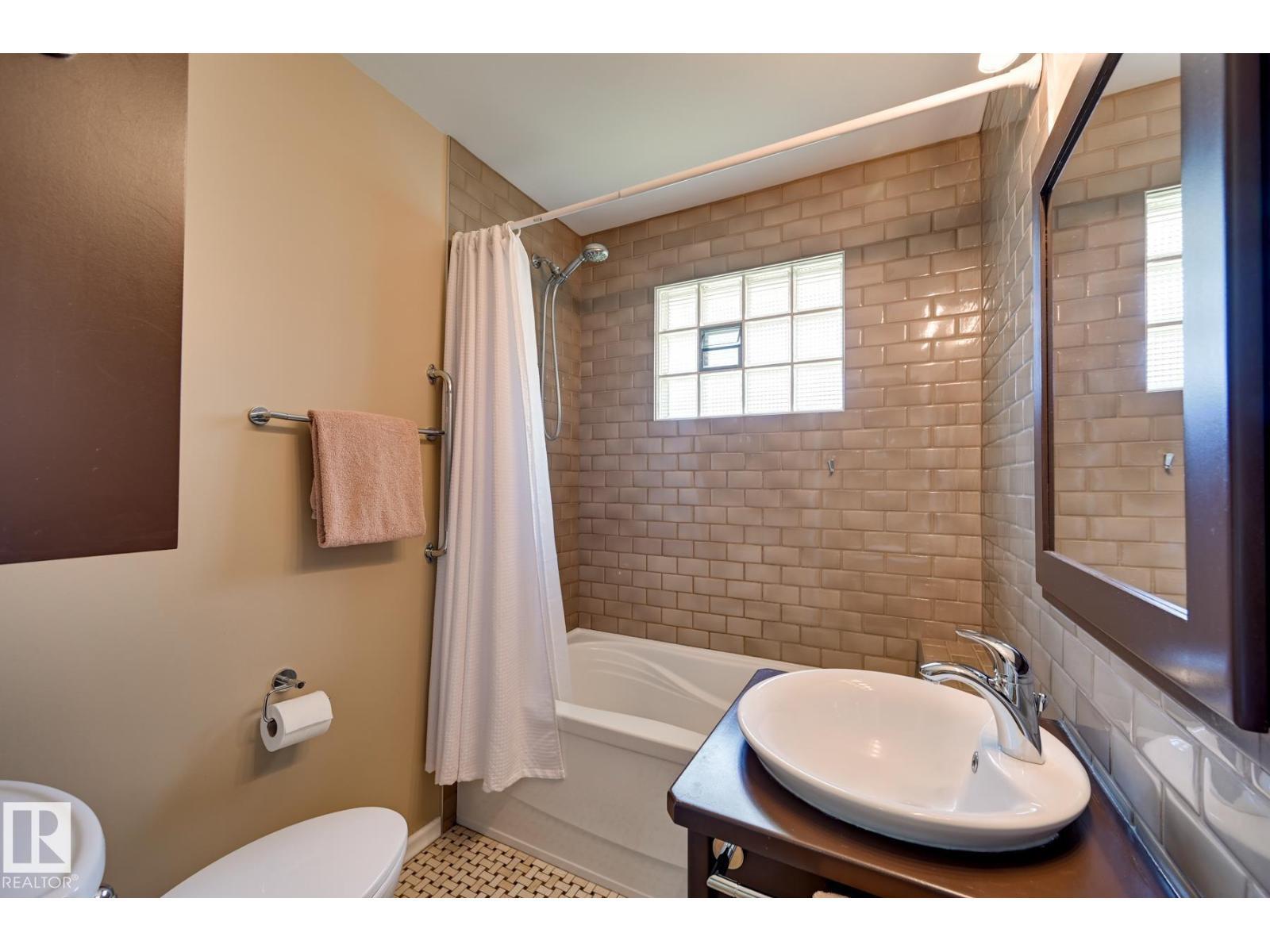 13503 106A Av Nw, Edmonton, AB - Indoor Photo Showing Bathroom