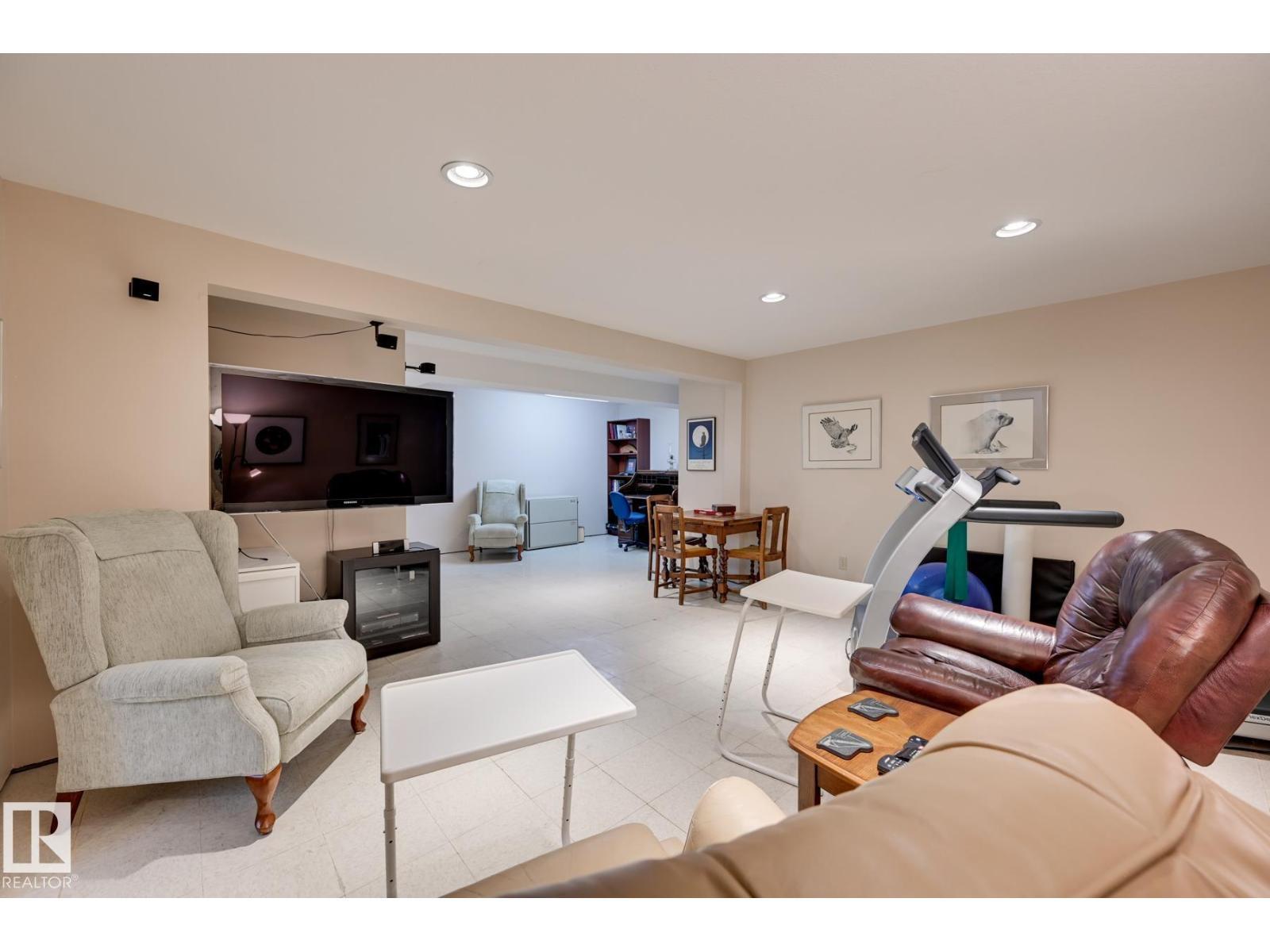 13503 106A Av Nw, Edmonton, AB - Indoor Photo Showing Living Room