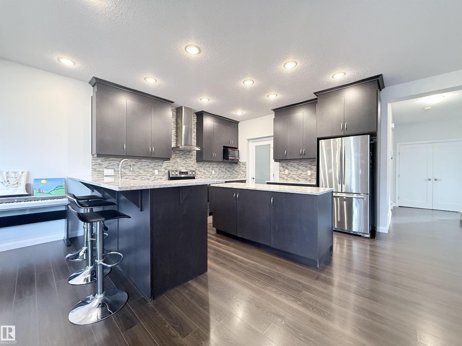 5876 168 Av Nw, Edmonton, AB - Indoor Photo Showing Kitchen With Upgraded Kitchen
