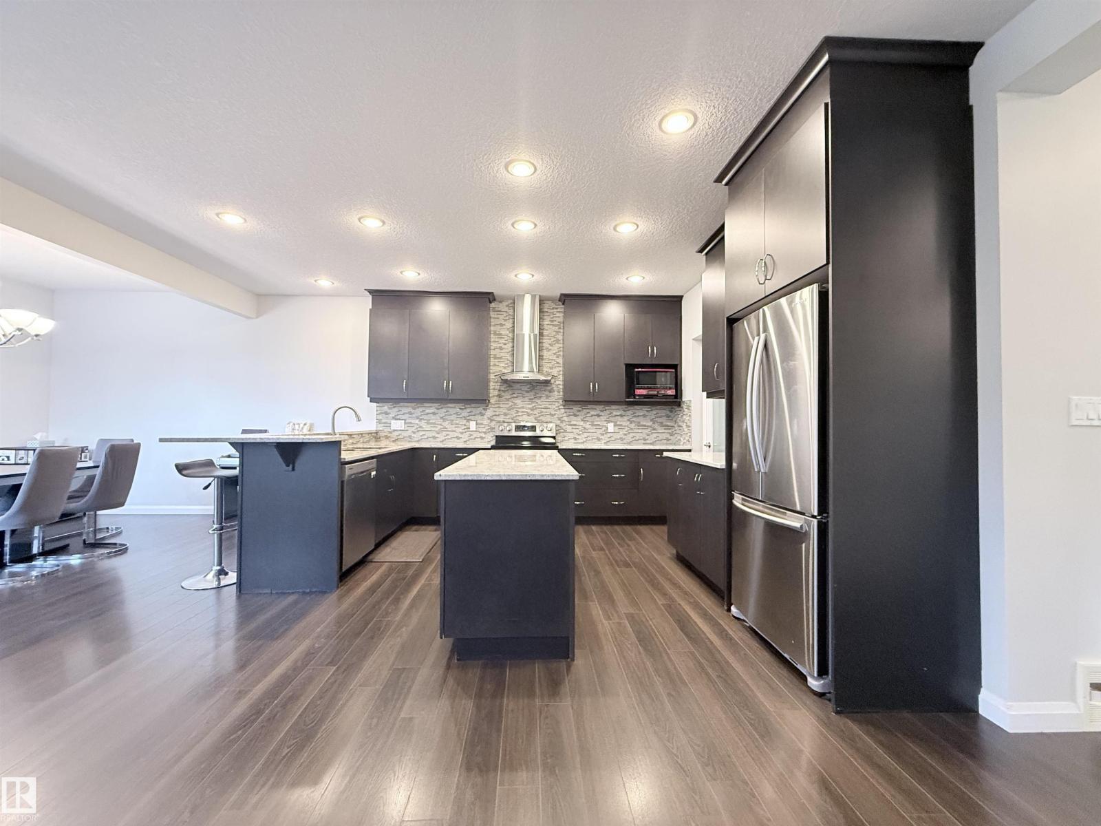 5876 168 Av Nw, Edmonton, AB - Indoor Photo Showing Kitchen With Upgraded Kitchen