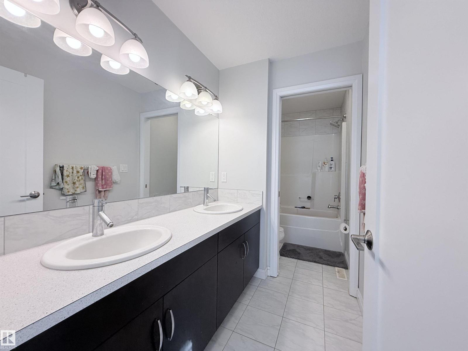 5876 168 Av Nw, Edmonton, AB - Indoor Photo Showing Bathroom