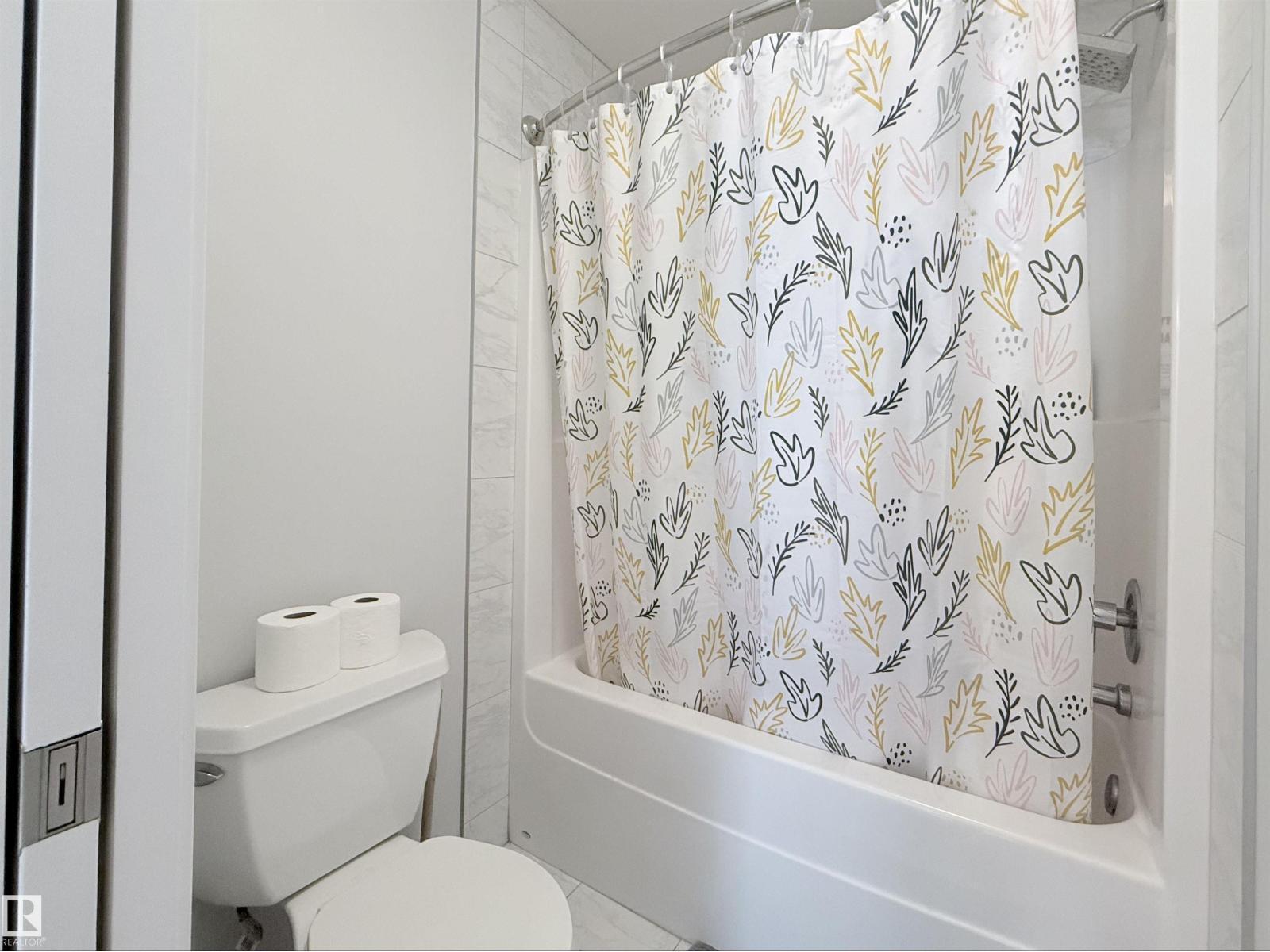5876 168 Av Nw, Edmonton, AB - Indoor Photo Showing Bathroom