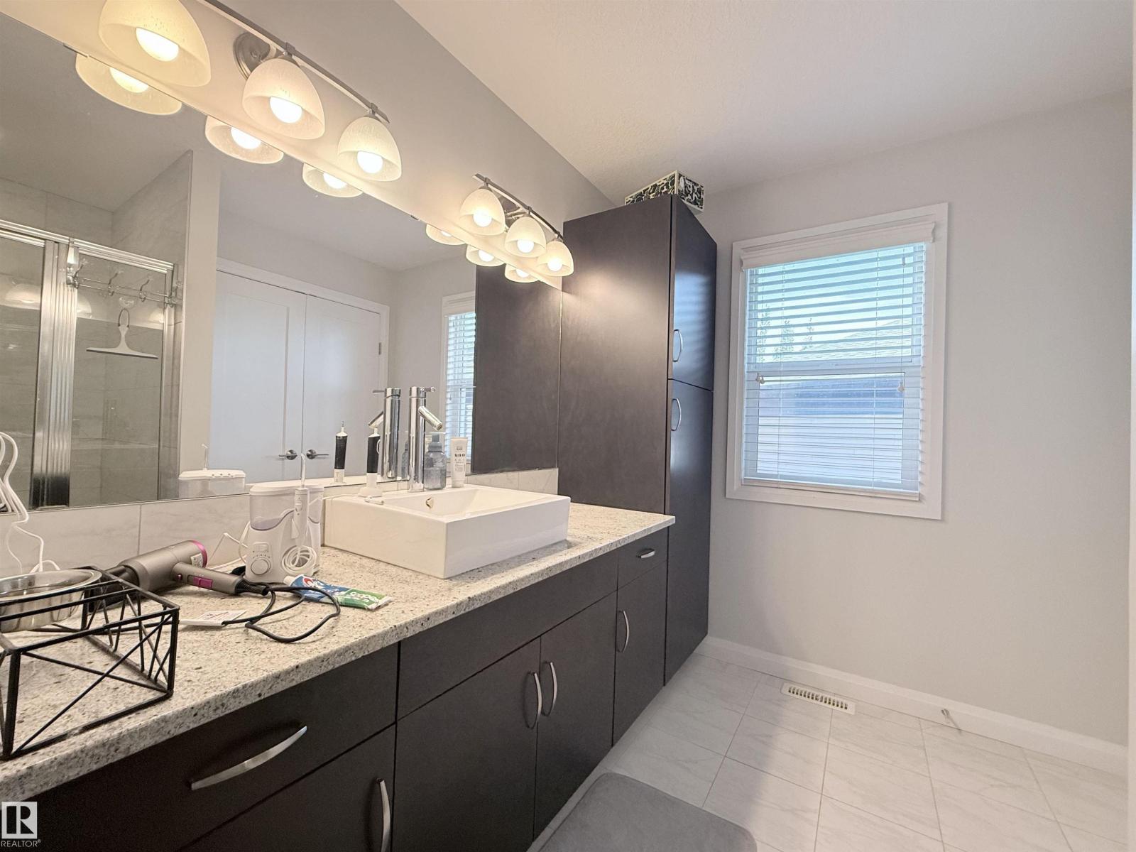 5876 168 Av Nw, Edmonton, AB - Indoor Photo Showing Bathroom