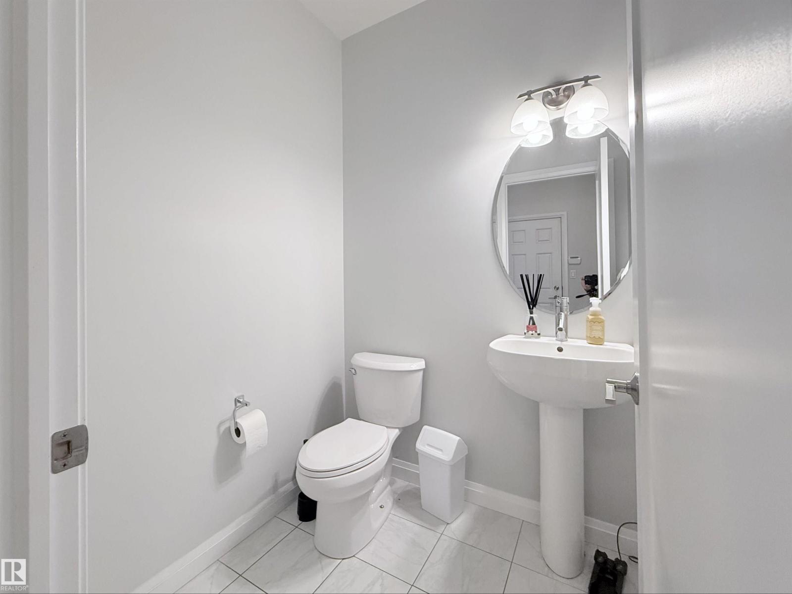 5876 168 Av Nw, Edmonton, AB - Indoor Photo Showing Bathroom