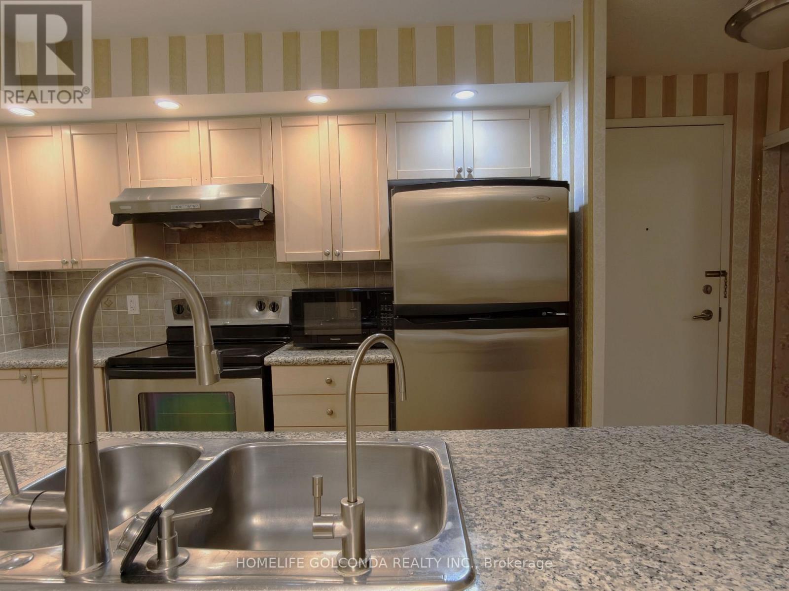 720 - 33 Cox Boulevard, Markham, ON - Indoor Photo Showing Kitchen With Stainless Steel Kitchen With Double Sink