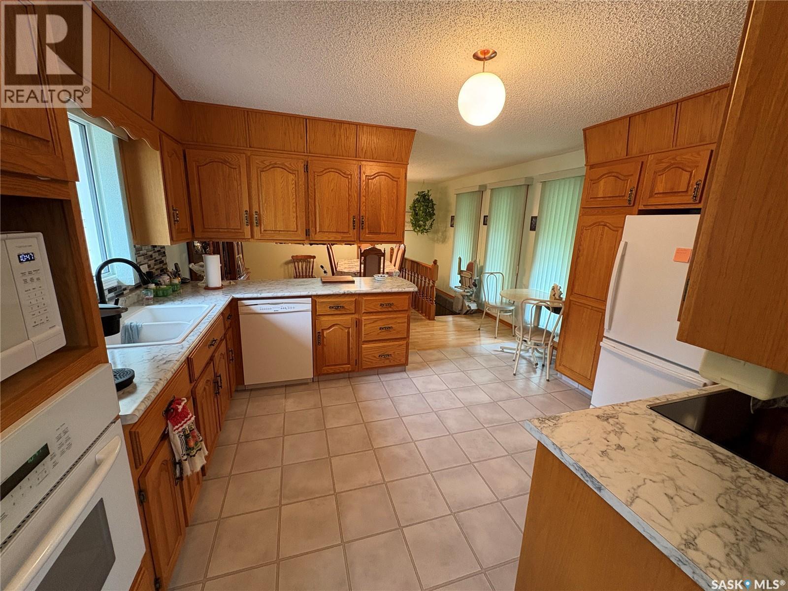206 March Avenue E, Langenburg, SK - Indoor Photo Showing Kitchen