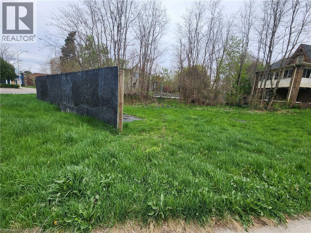 Grassy lot featuring a partial privacy fence - 685 Brant Street, Burlington, ON