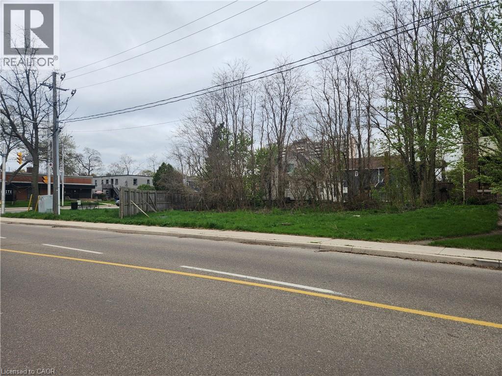 Image quality insufficient for description - 685 Brant Street, Burlington, ON