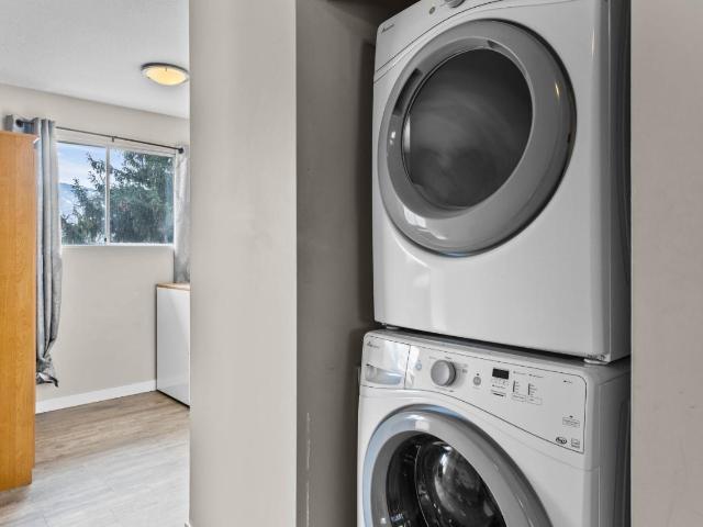 948 Ryan Place, Kamloops, BC - Indoor Photo Showing Laundry Room