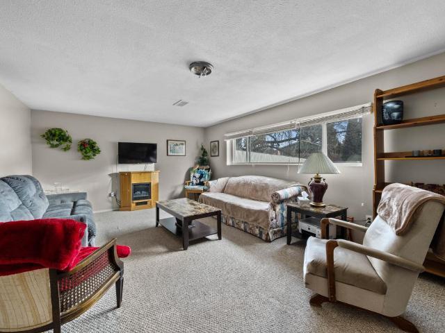 948 Ryan Place, Kamloops, BC - Indoor Photo Showing Living Room