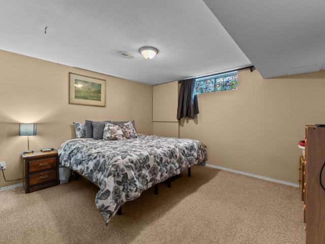 948 Ryan Place, Kamloops, BC - Indoor Photo Showing Bedroom