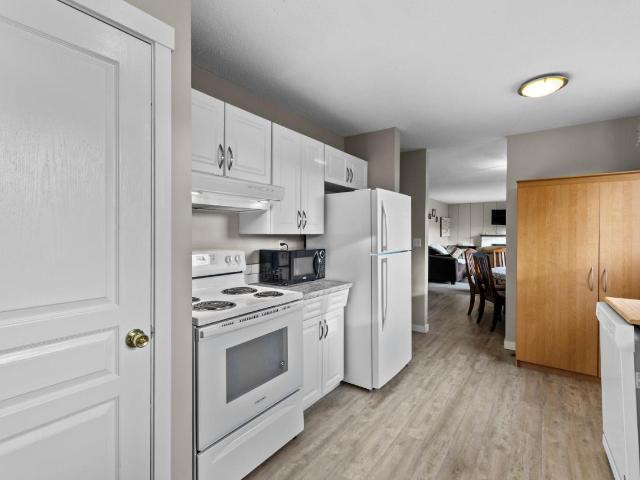 948 Ryan Place, Kamloops, BC - Indoor Photo Showing Kitchen