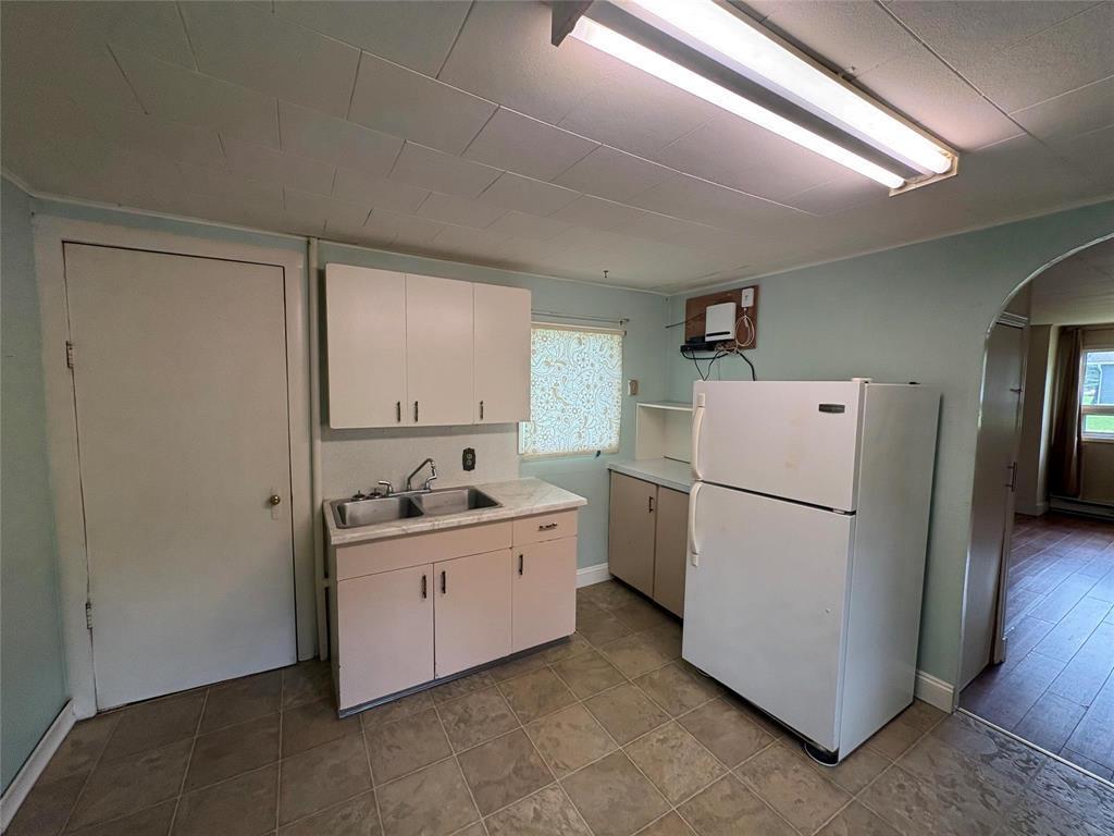 315 Tupper Street E, Killarney, MB - Indoor Photo Showing Kitchen With Double Sink