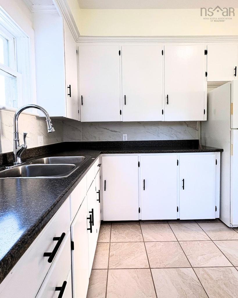 1170 Prince Street, Truro, NS - Indoor Photo Showing Kitchen With Double Sink