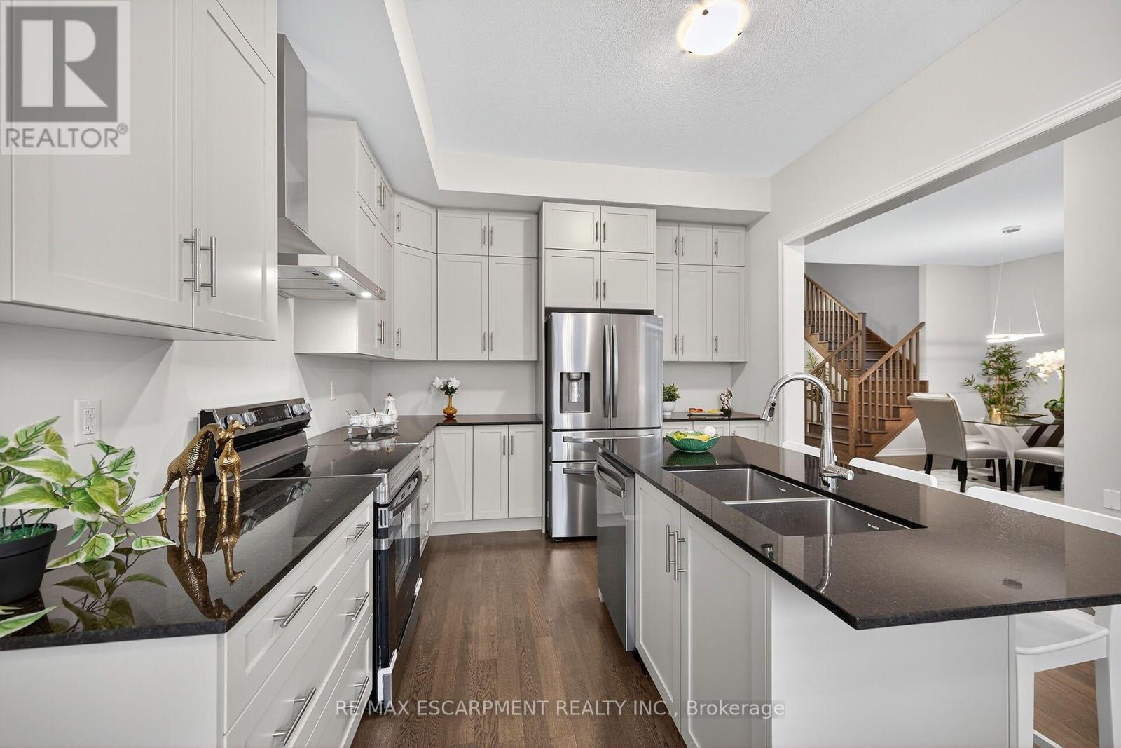 67 Starfire Crescent, Hamilton, ON - Indoor Photo Showing Kitchen With Double Sink With Upgraded Kitchen