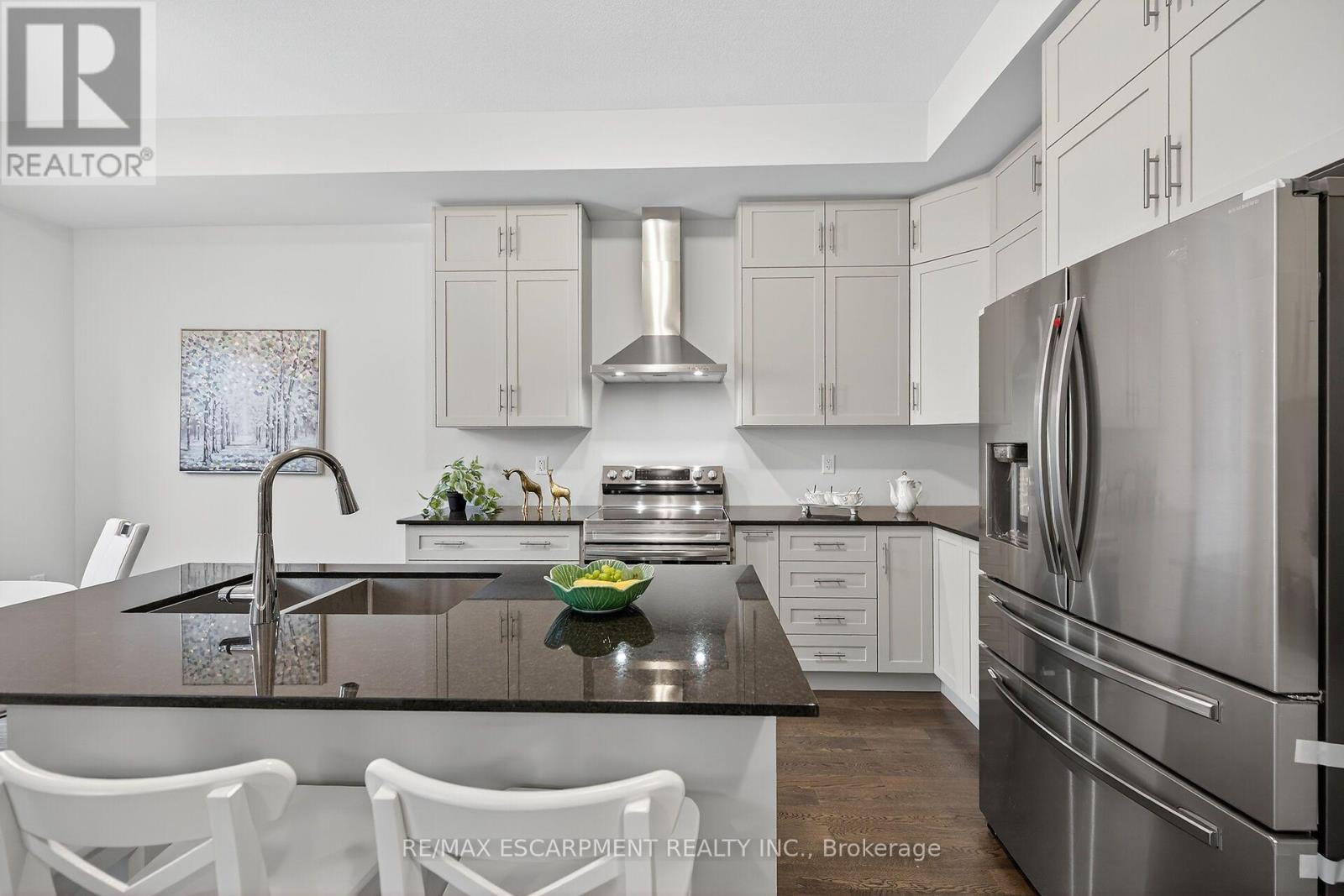 67 Starfire Crescent, Hamilton, ON - Indoor Photo Showing Kitchen With Upgraded Kitchen