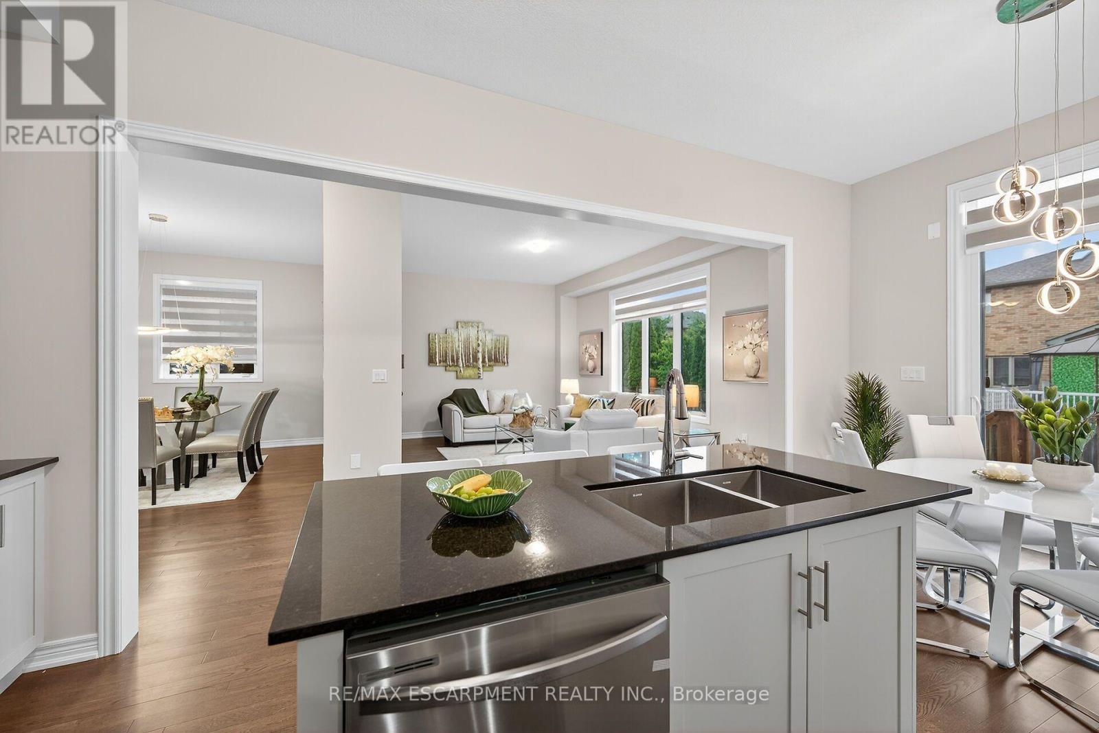 67 Starfire Crescent, Hamilton, ON - Indoor Photo Showing Kitchen With Double Sink With Upgraded Kitchen