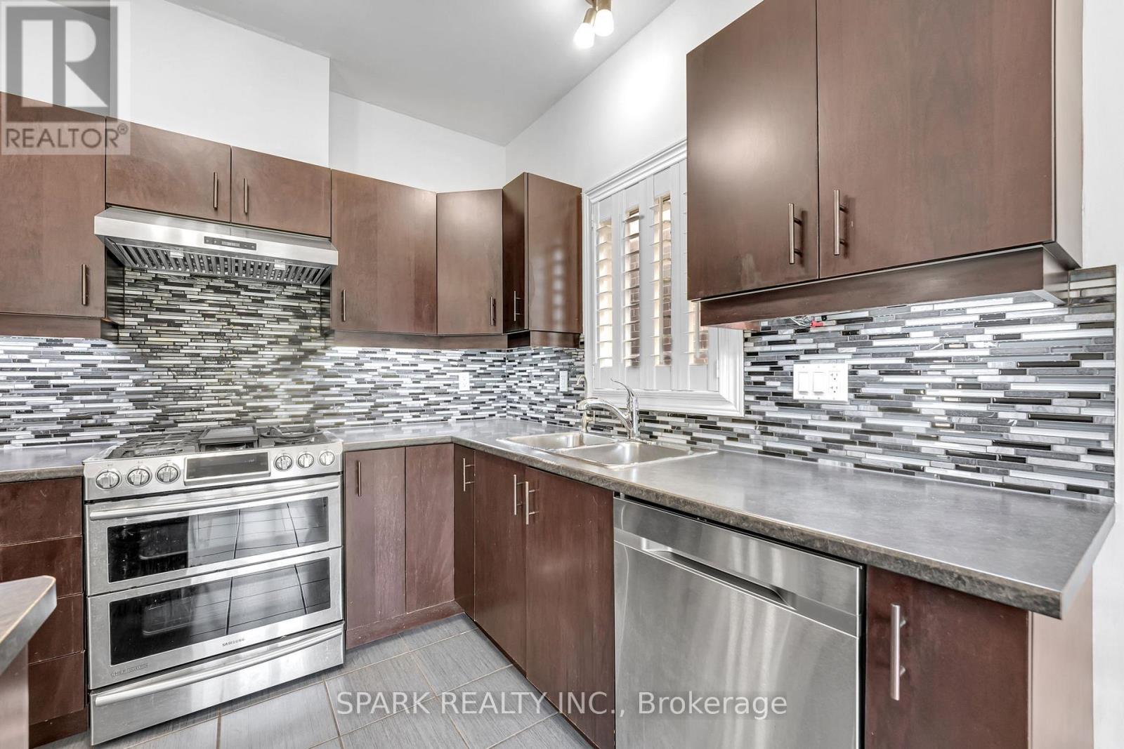 4 Cutts Crescent, Hamilton, ON - Indoor Photo Showing Kitchen With Double Sink With Upgraded Kitchen
