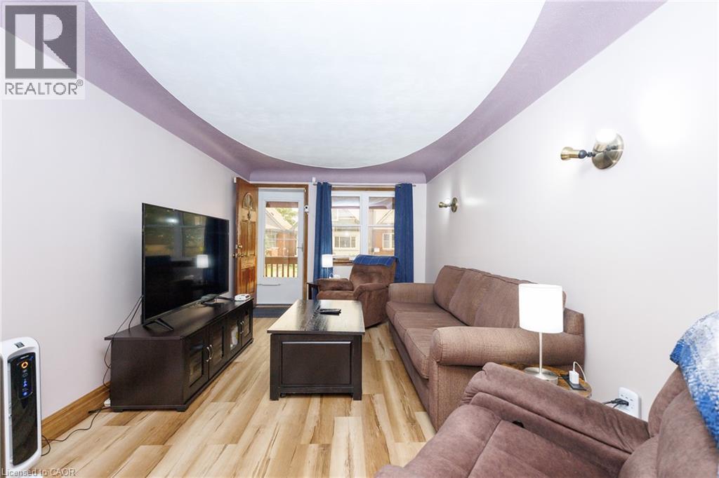 237 Paling Avenue, Hamilton, ON - Indoor Photo Showing Living Room