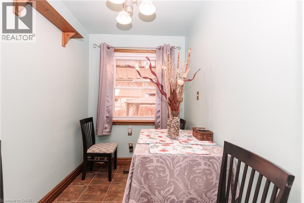 237 Paling Avenue, Hamilton, ON - Indoor Photo Showing Bedroom