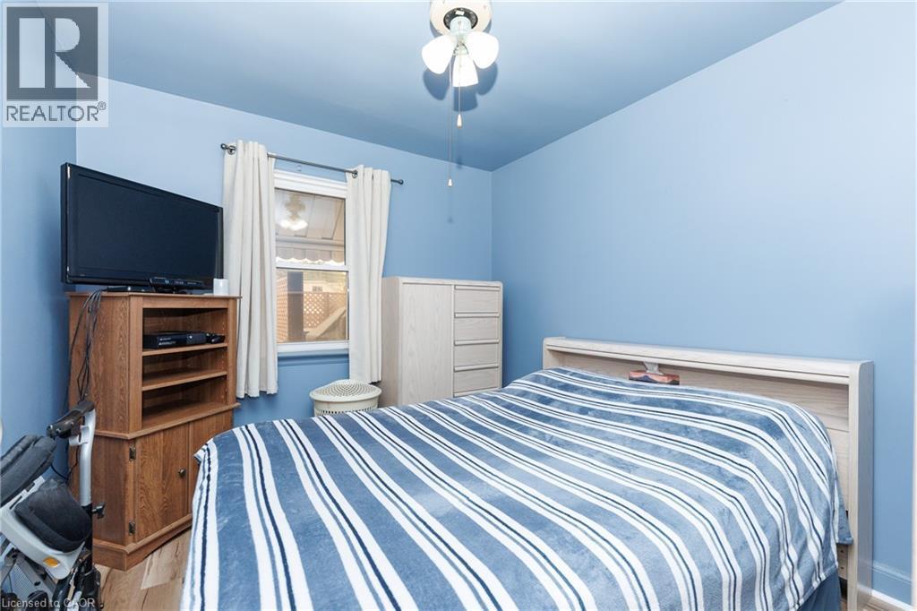237 Paling Avenue, Hamilton, ON - Indoor Photo Showing Bedroom