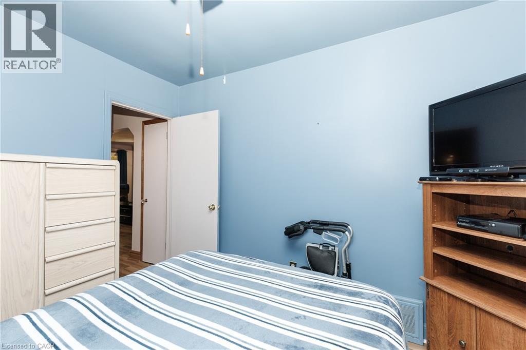 237 Paling Avenue, Hamilton, ON - Indoor Photo Showing Bedroom