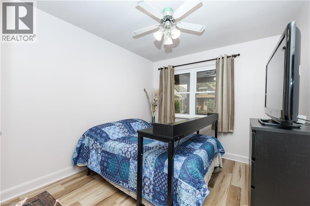 237 Paling Avenue, Hamilton, ON - Indoor Photo Showing Bedroom