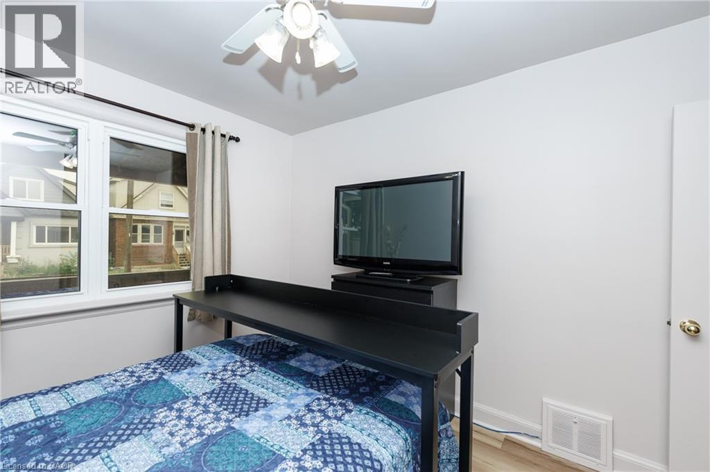 237 Paling Avenue, Hamilton, ON - Indoor Photo Showing Bedroom