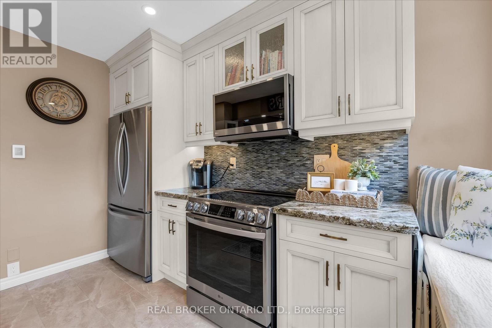 99 Tuxedo Avenue S, Hamilton, ON - Indoor Photo Showing Kitchen With Upgraded Kitchen