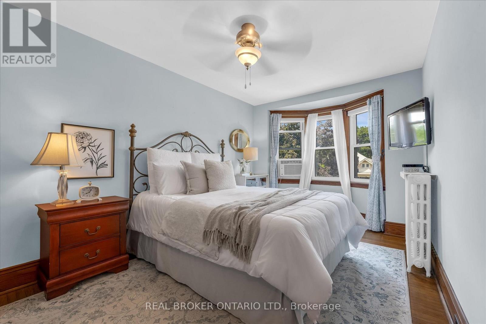 99 Tuxedo Avenue S, Hamilton, ON - Indoor Photo Showing Bedroom