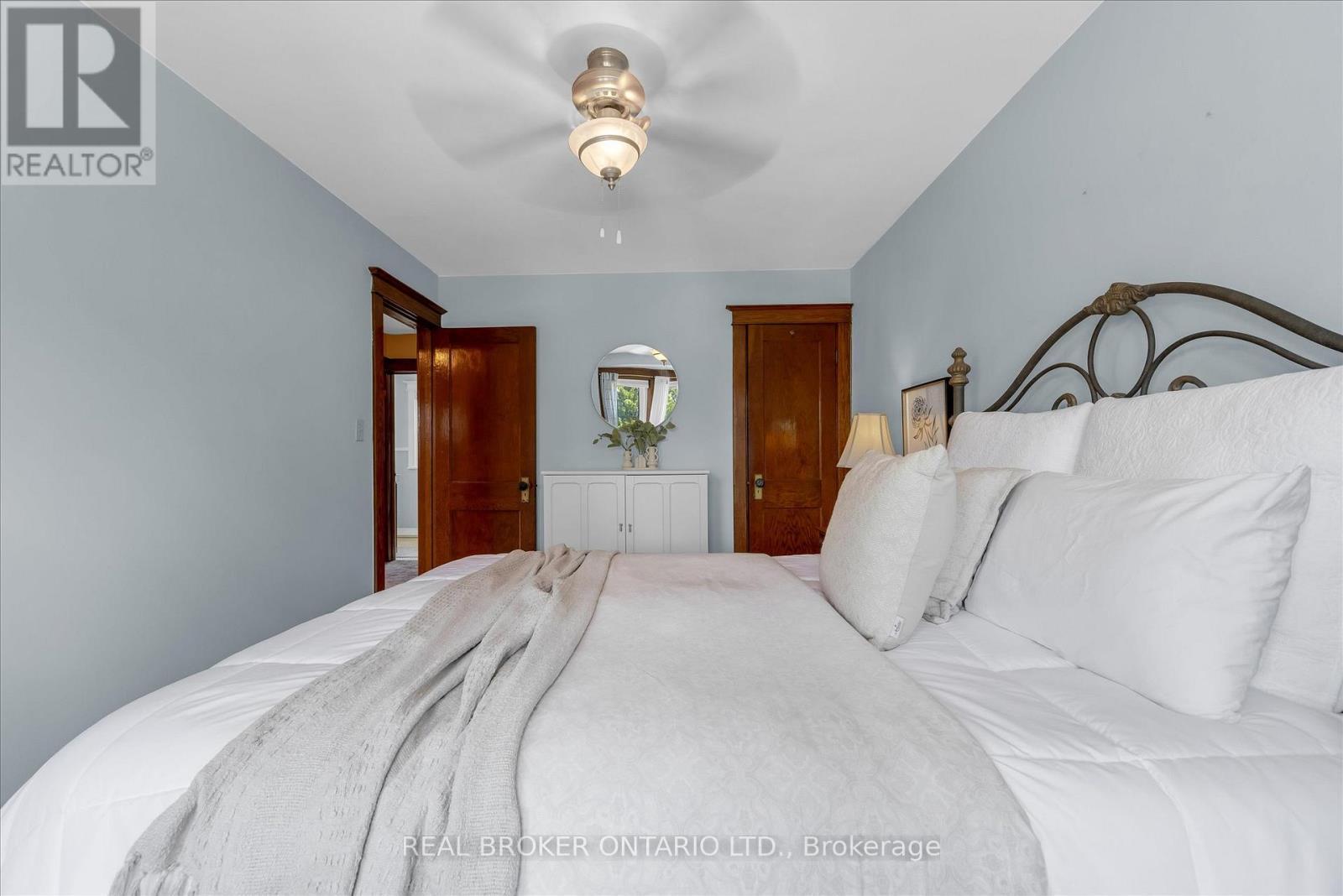 99 Tuxedo Avenue S, Hamilton, ON - Indoor Photo Showing Bedroom
