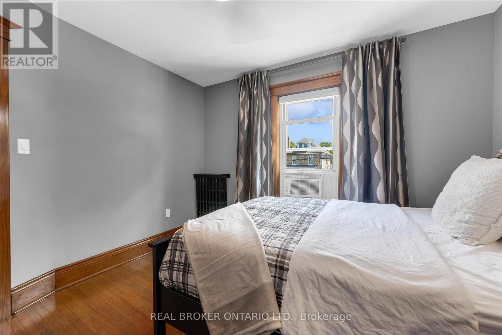 99 Tuxedo Avenue S, Hamilton, ON - Indoor Photo Showing Bedroom