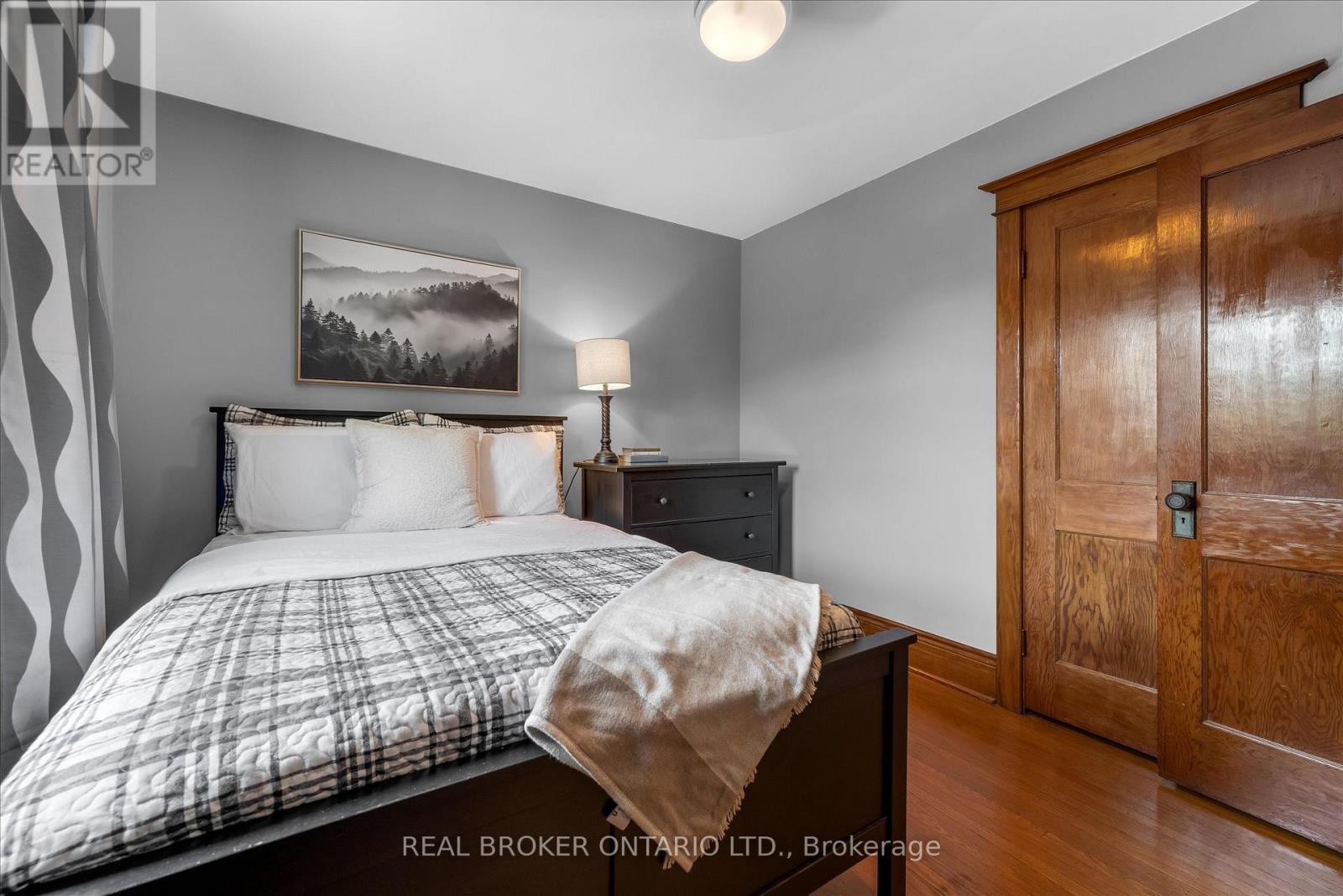 99 Tuxedo Avenue S, Hamilton, ON - Indoor Photo Showing Bedroom