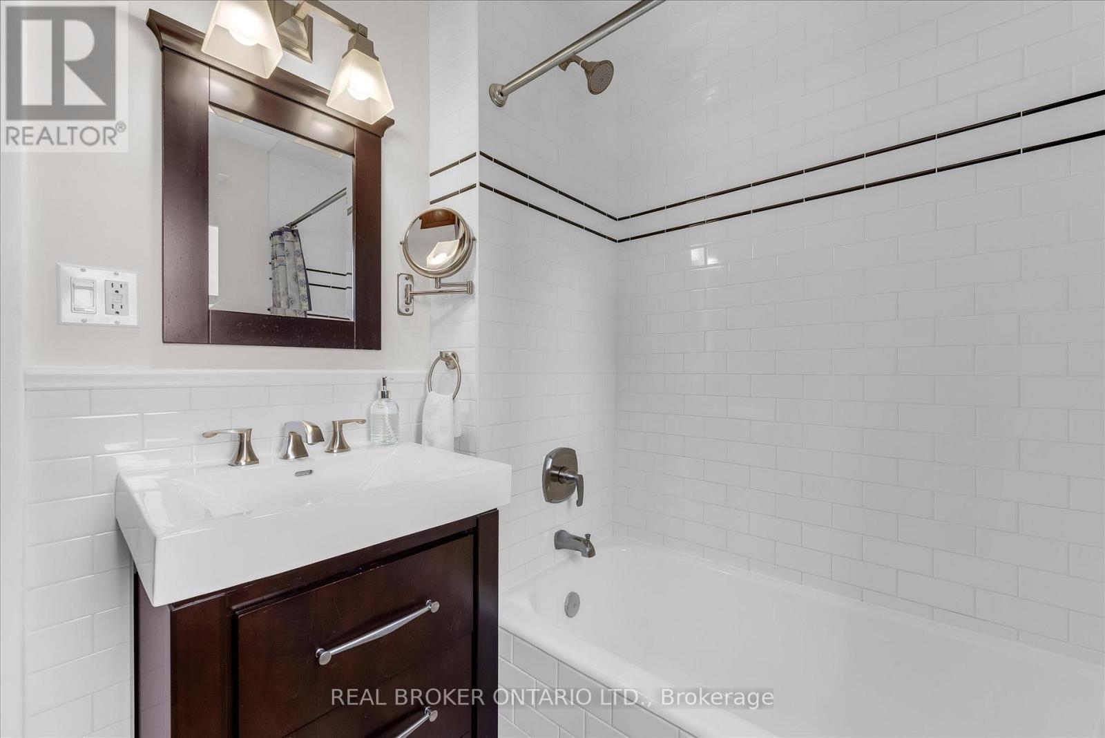 99 Tuxedo Avenue S, Hamilton, ON - Indoor Photo Showing Bathroom