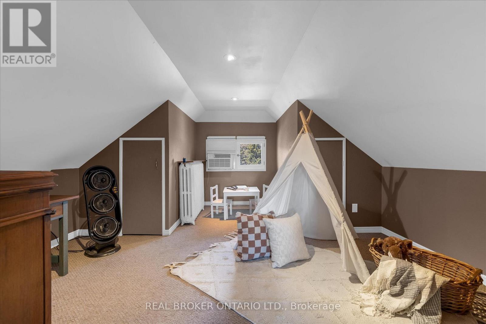 99 Tuxedo Avenue S, Hamilton, ON - Indoor Photo Showing Other Room