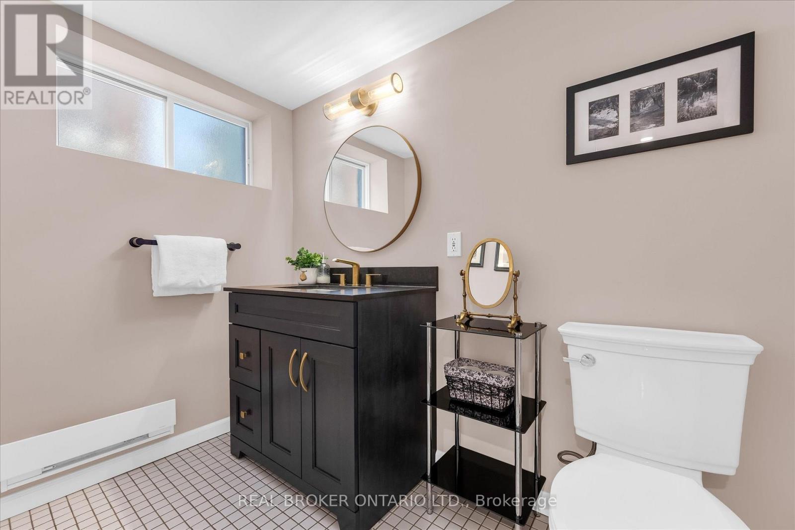99 Tuxedo Avenue S, Hamilton, ON - Indoor Photo Showing Bathroom