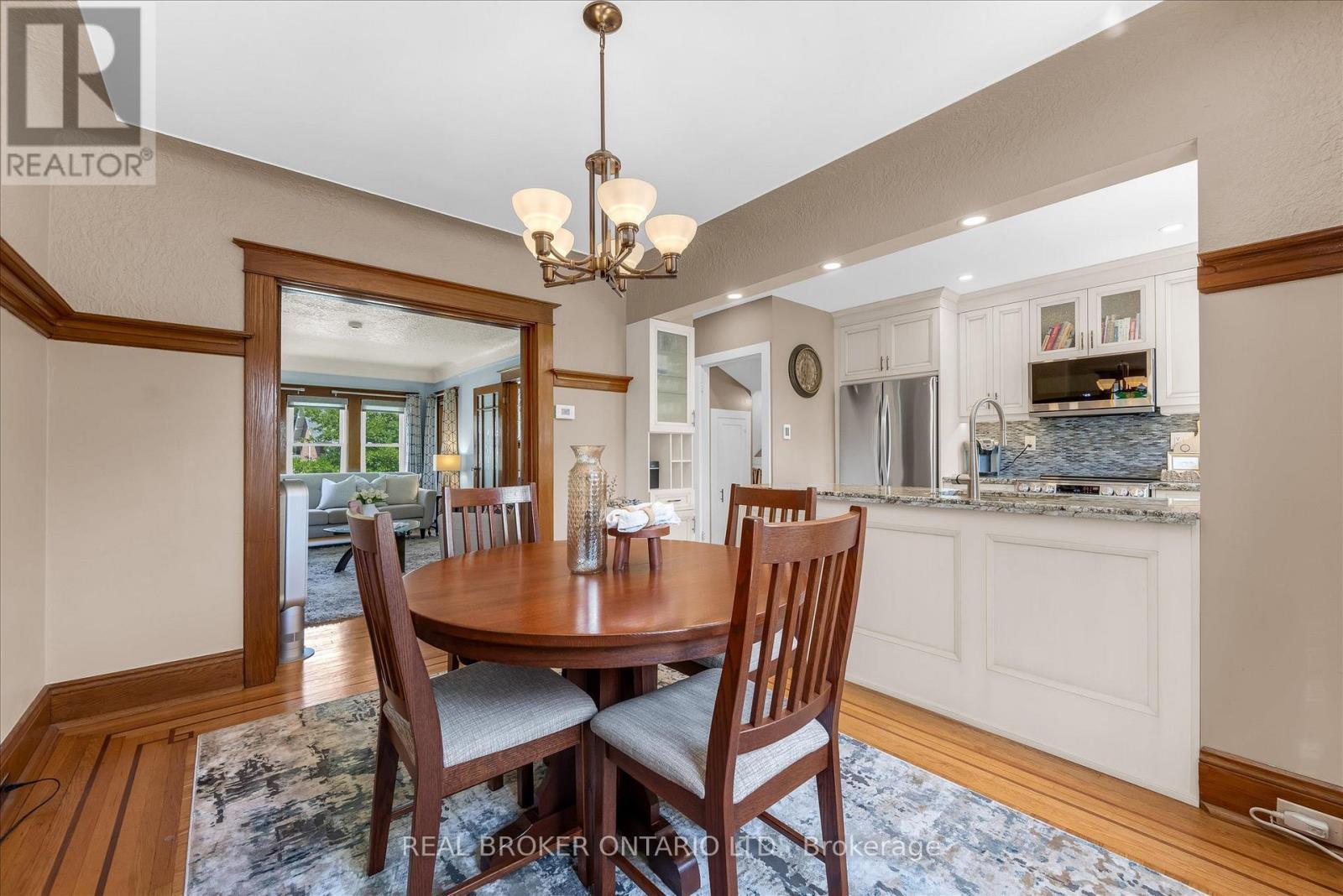 99 Tuxedo Avenue S, Hamilton, ON - Indoor Photo Showing Dining Room