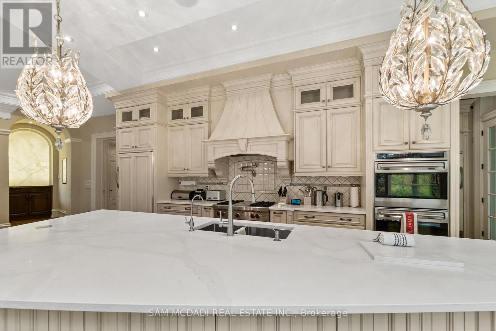 1343 Blythe Road, Mississauga, ON - Indoor Photo Showing Kitchen With Double Sink With Upgraded Kitchen