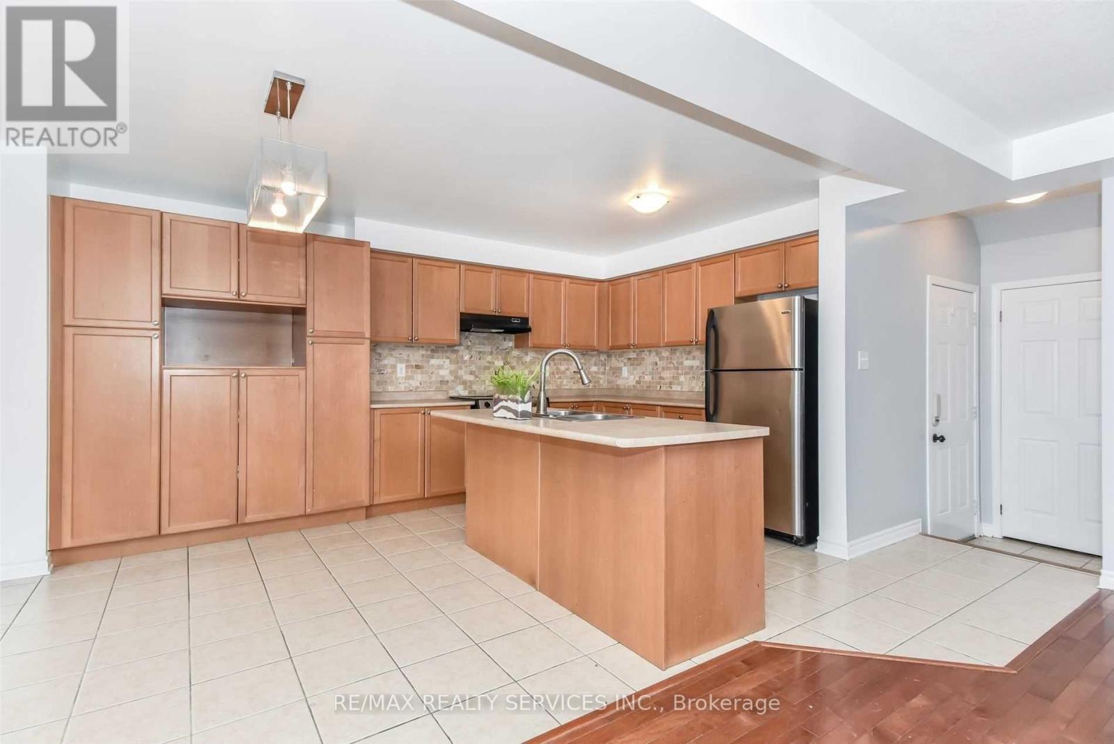 48 Fletcher Circle, Cambridge, ON - Indoor Photo Showing Kitchen With Double Sink