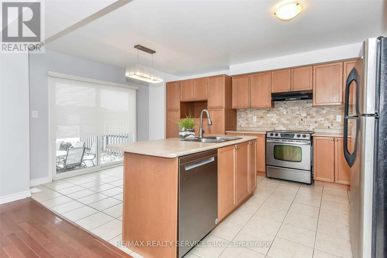 48 Fletcher Circle, Cambridge, ON - Indoor Photo Showing Kitchen With Stainless Steel Kitchen