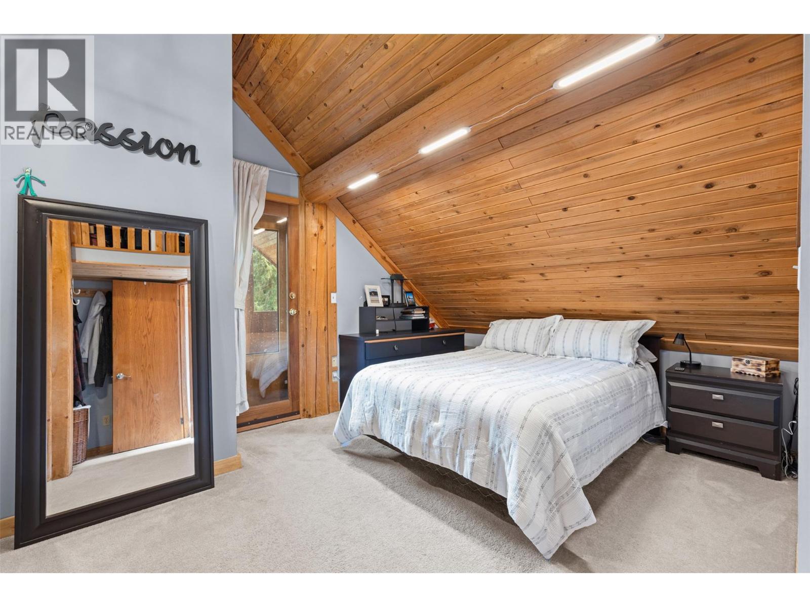 10737 Highway 33 E, Kelowna, BC - Indoor Photo Showing Bedroom