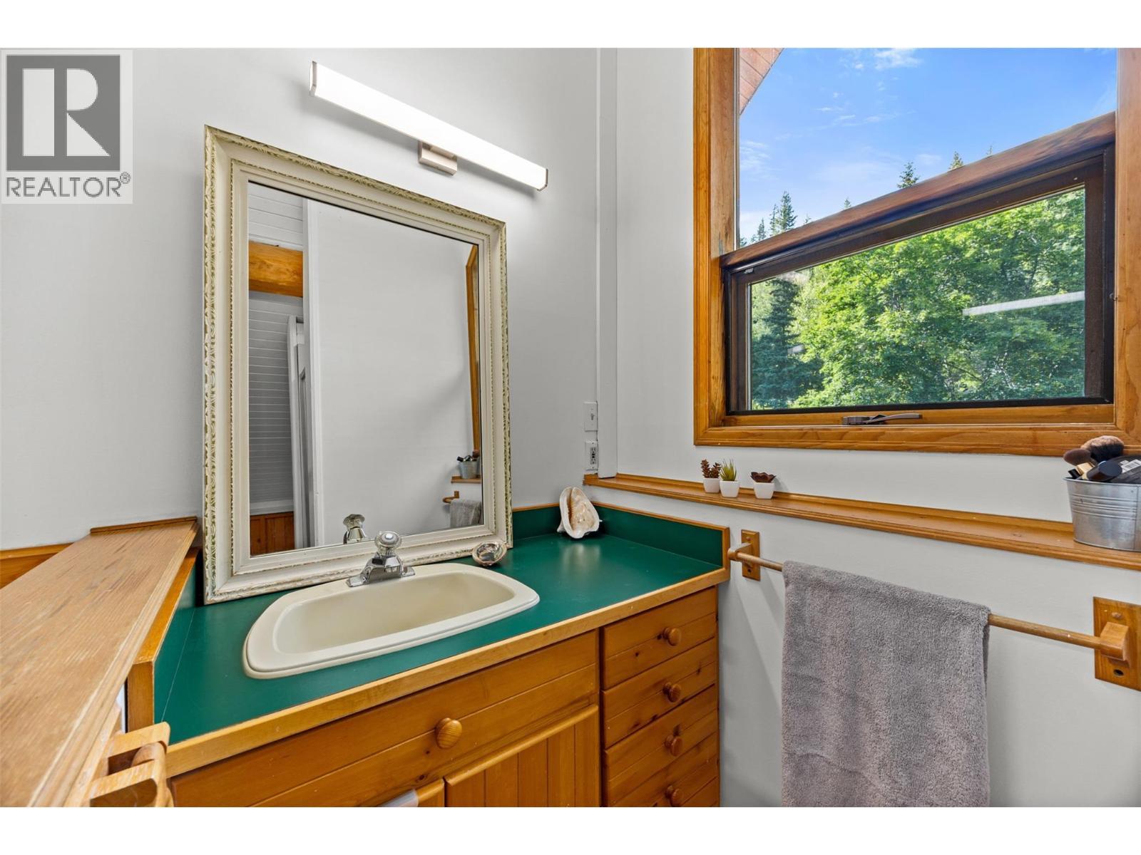 10737 Highway 33 E, Kelowna, BC - Indoor Photo Showing Bathroom